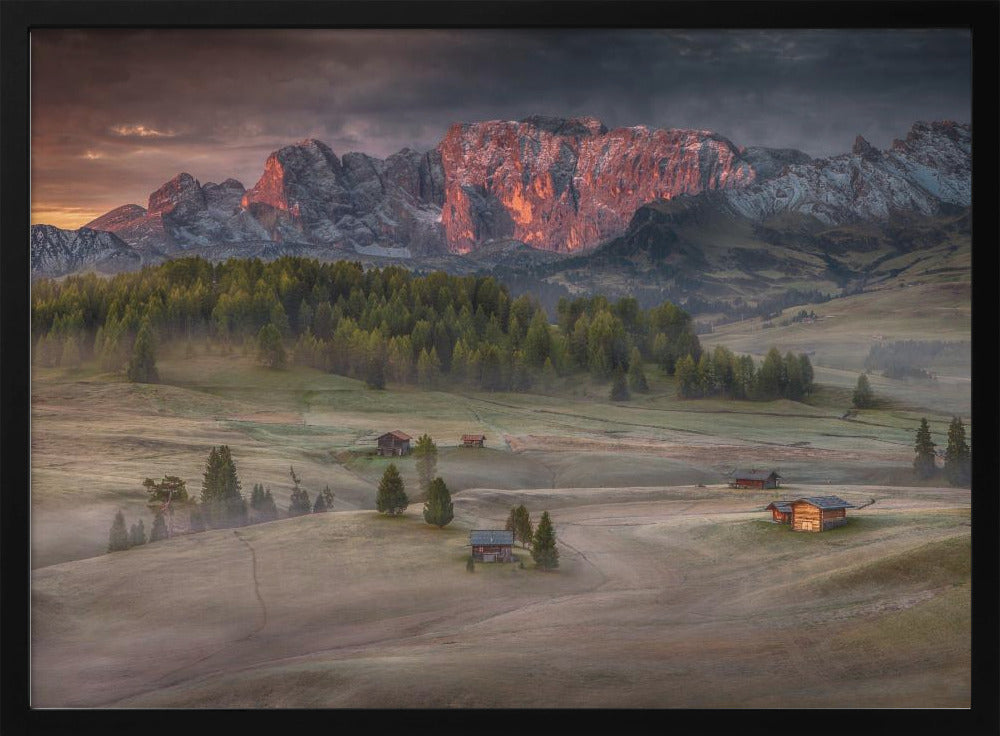 Brennende Berge über dem gefrorenen Tal | Poster