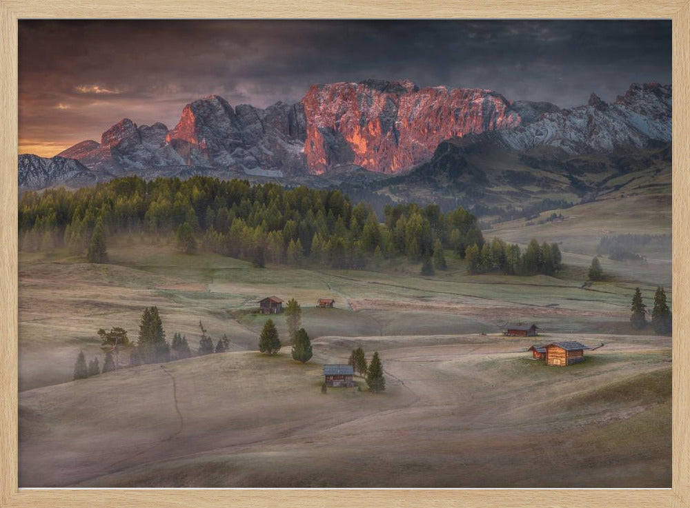 Brennende Berge über dem gefrorenen Tal | Poster