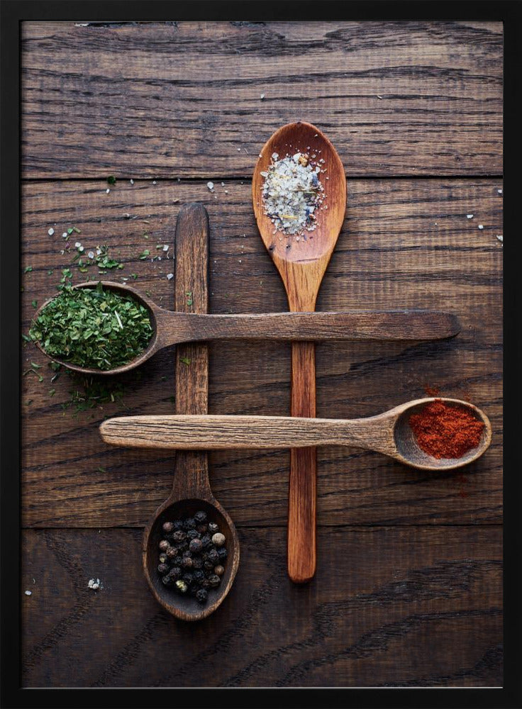 Holzlöffel mit bunten Gewürzen | Poster