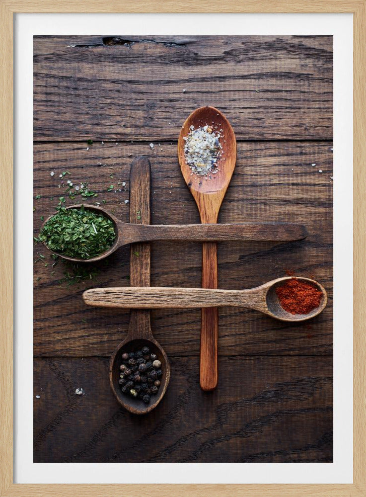 Holzlöffel mit bunten Gewürzen | Poster