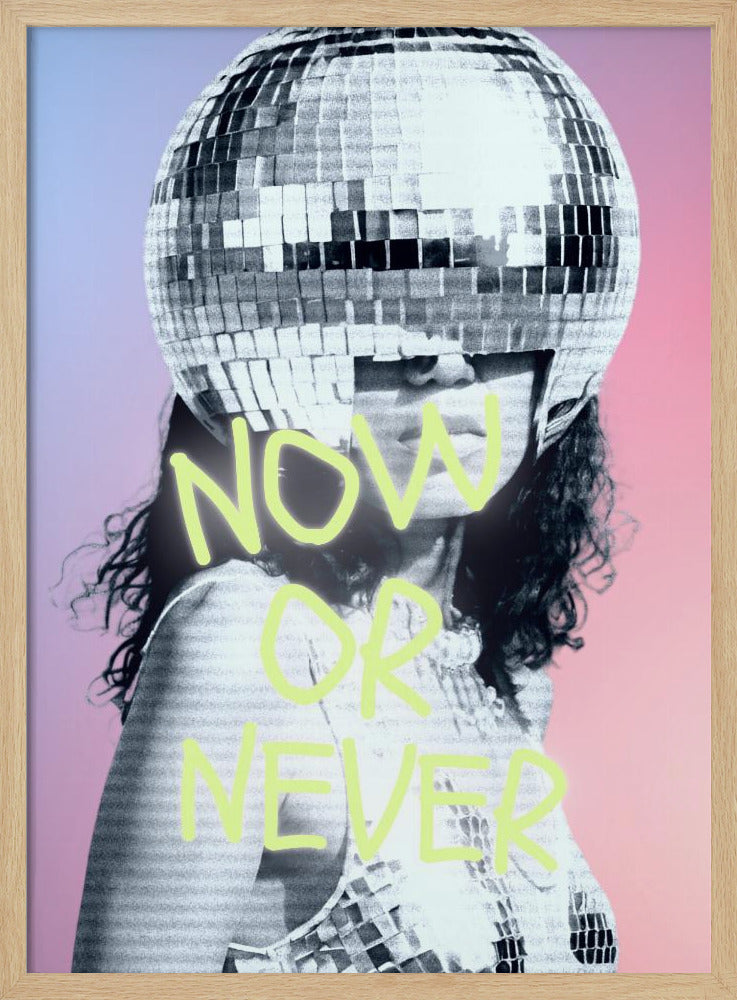 Frau mit Discokugel-Helm | Poster