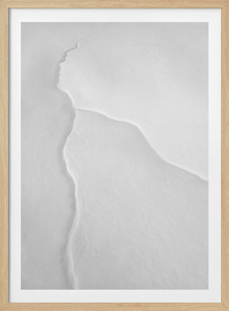 Hübsche Frau mit weißem Schal im Wind | Poster