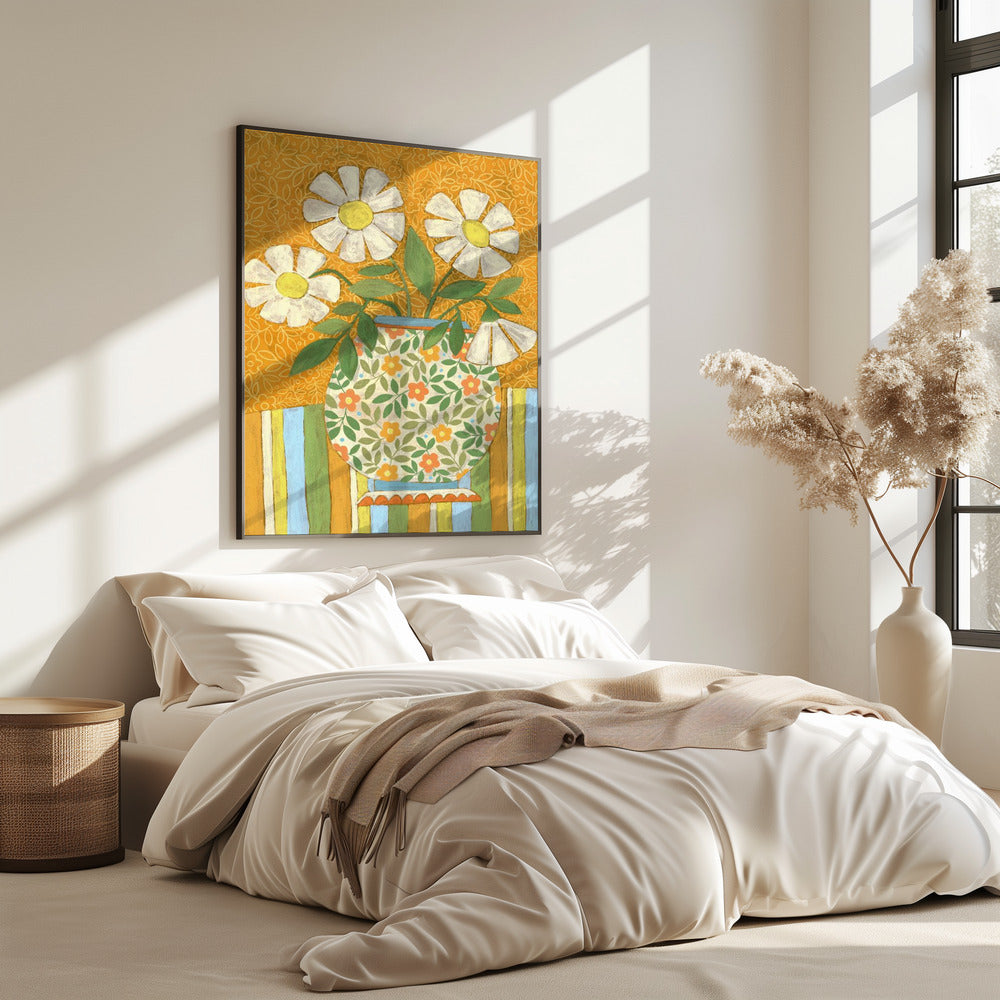 Weiße Gänseblümchen in einer gemusterten Vase | Poster