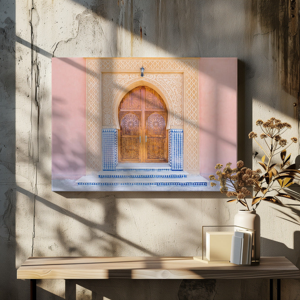 Braune Tür, blaue Fliesen, rosa Wand in Marokko | Leinwand