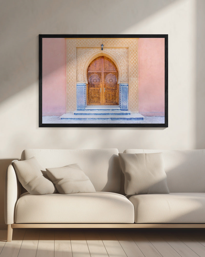 Braune Tür, blaue Fliesen, rosa Wand in Marokko | Leinwand