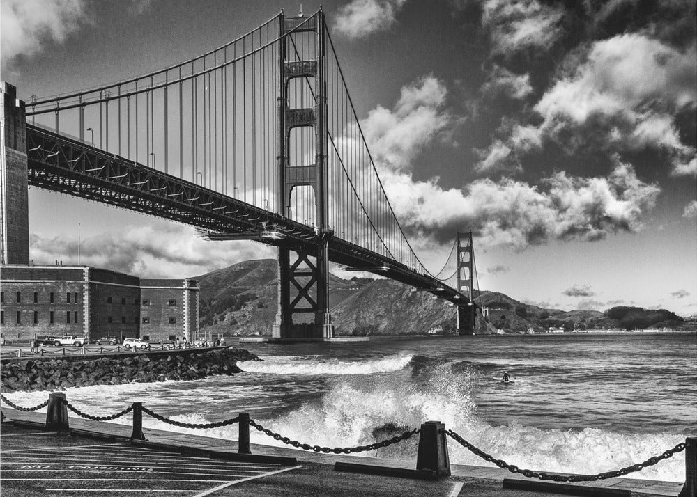 Surfen unter der Golden Gate Bridge | Hintergrundbild