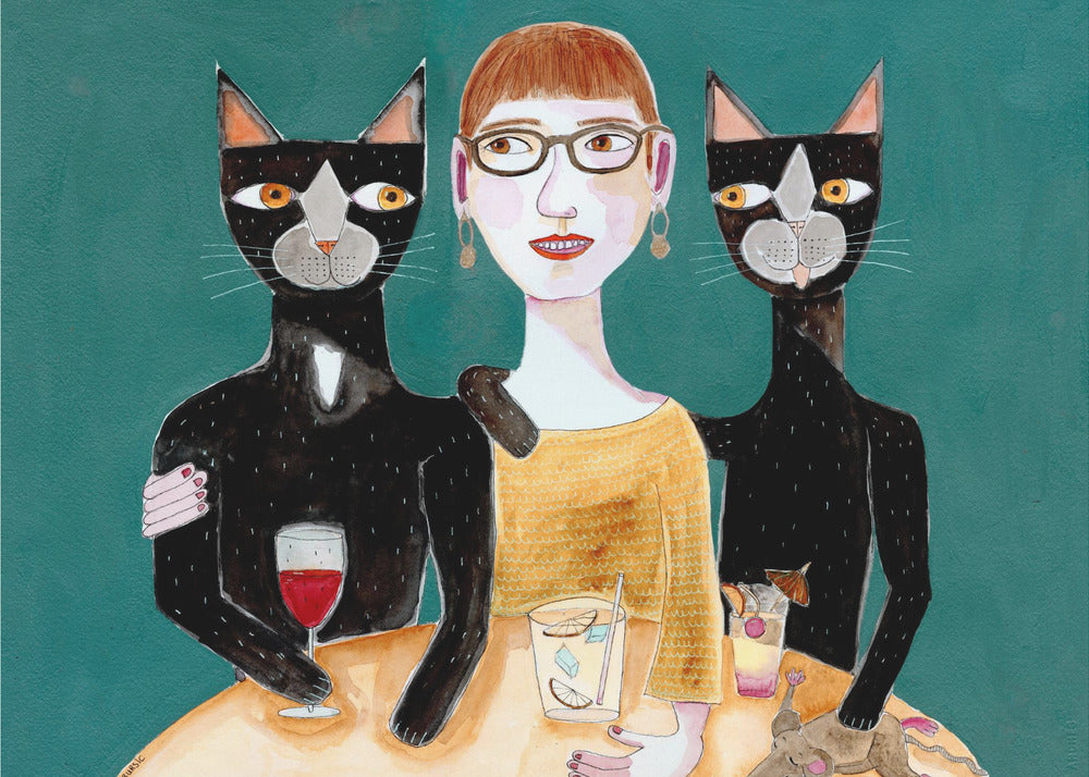 Dame mit ihren zwei schwarzen Katzen beim Trinken | Leinwand