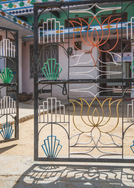 Lebendiges Eisentor mit buntem Lotus | Poster