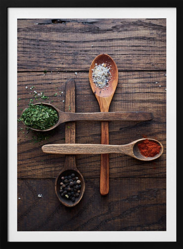 Holzlöffel mit bunten Gewürzen | Poster