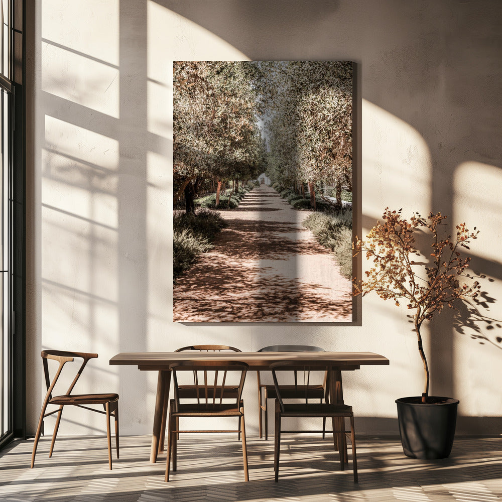 Ein ruhiger, von Bäumen gesäumter Weg mit Sonnenlicht | Leinwand
