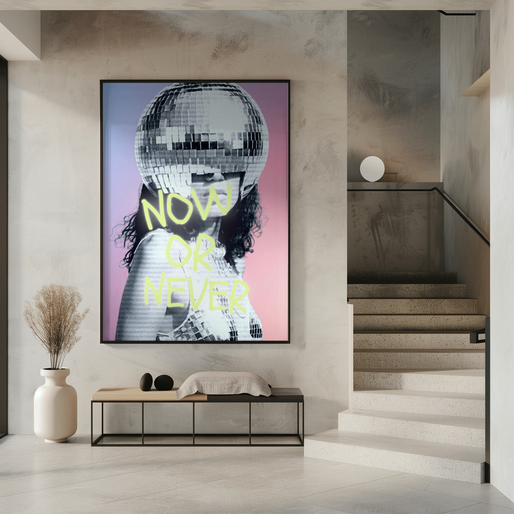 Frau mit Discokugel-Helm | Poster