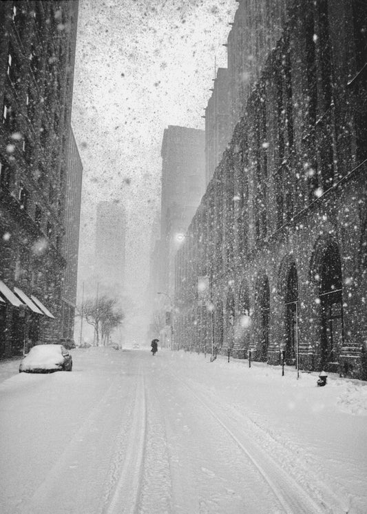 New York Walker im Schneesturm | Leinwand