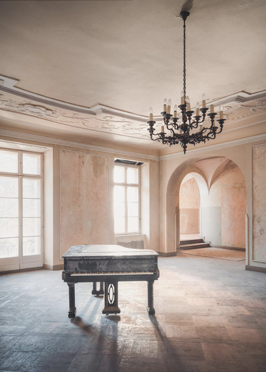 Klavier in einem verlassenen Schloss | Poster
