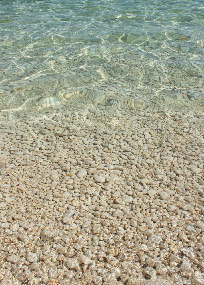 Aquamariner Ozean und goldene Kieselsteine | Poster